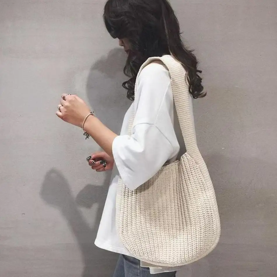 Mujer con bolso de ganchillo al hombro