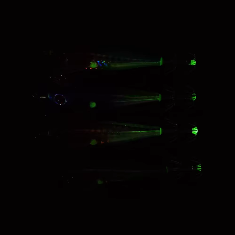 Señuelo Ackibbik sobre superficie con detalle del anzuelo luminoso