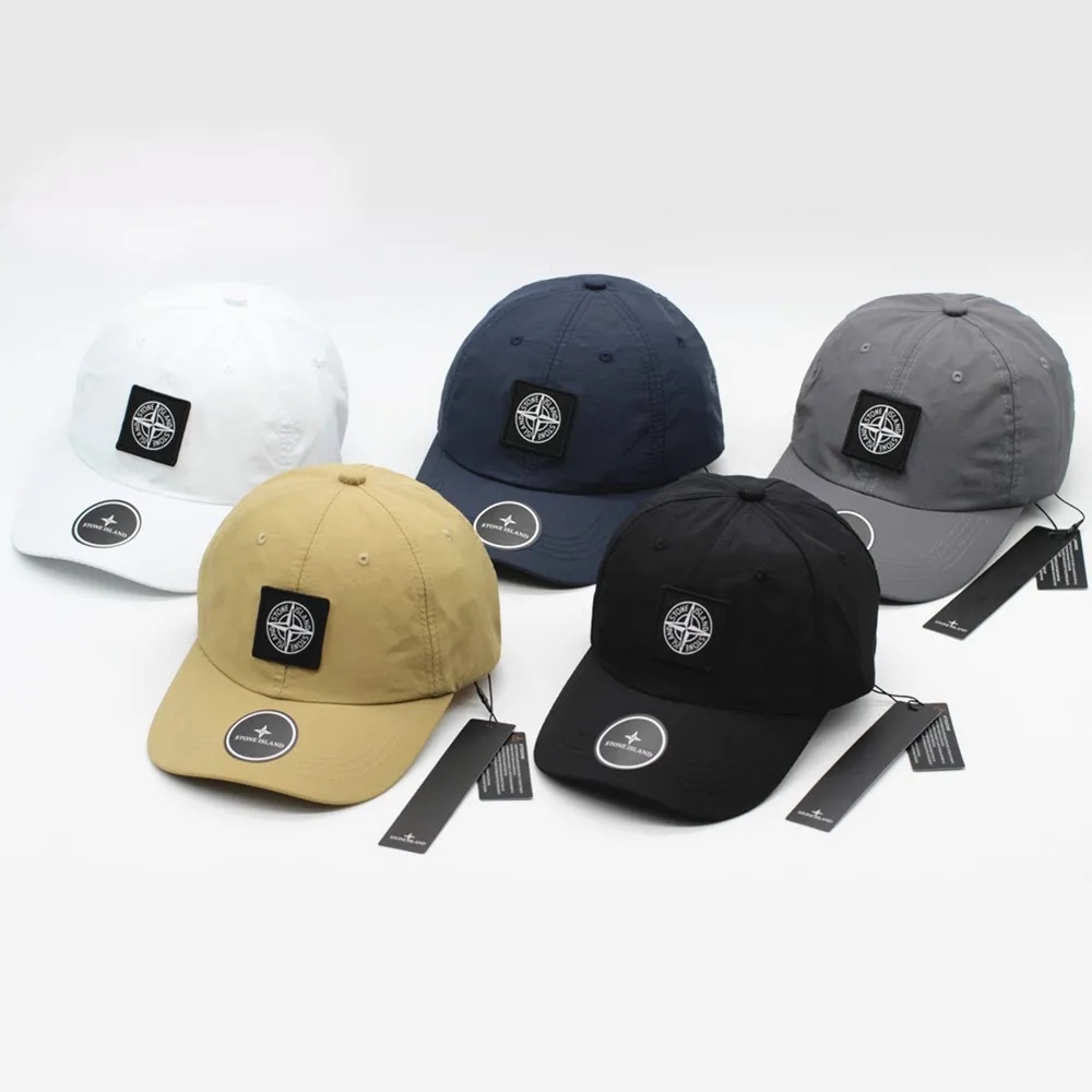 Vista frontal de la gorra de béisbol STONE ISLAND con letras bordadas