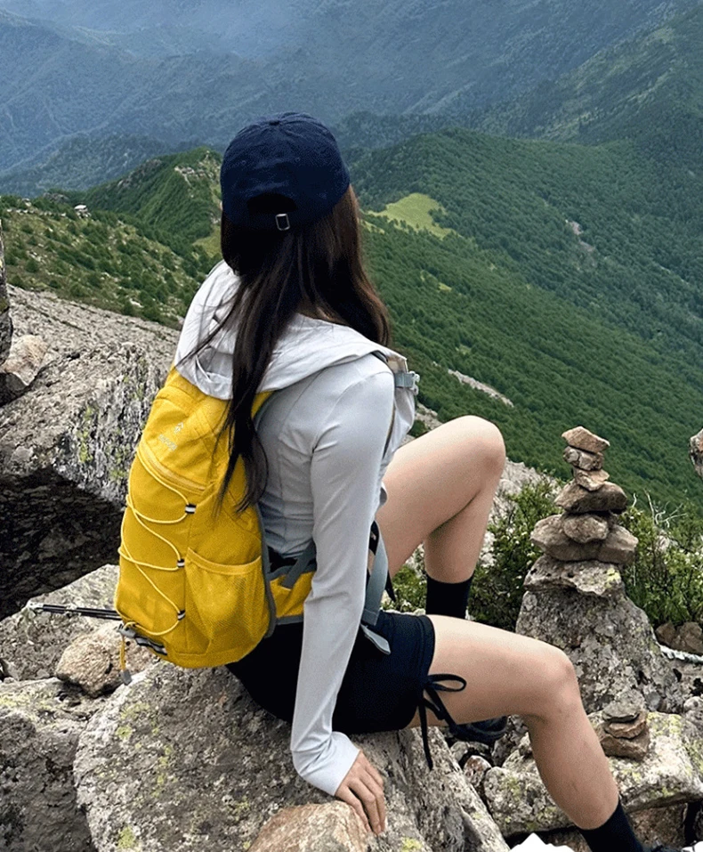 Mochila en uso durante actividad al aire libre