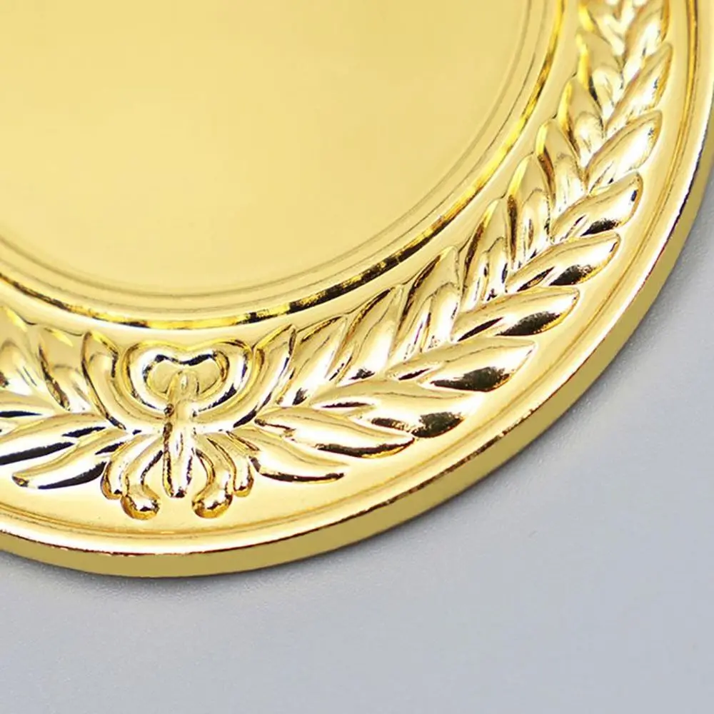 Vista trasera de la medalla mostrando el segundo diseño