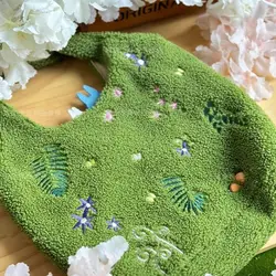 Bolso bandolera bordado verde lana de cordero con terciopelo
