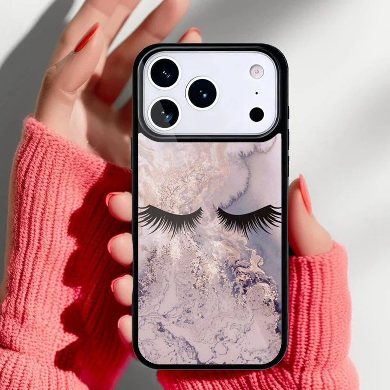 Funda en tono pastel mostrando la facilidad de colocación y extracción