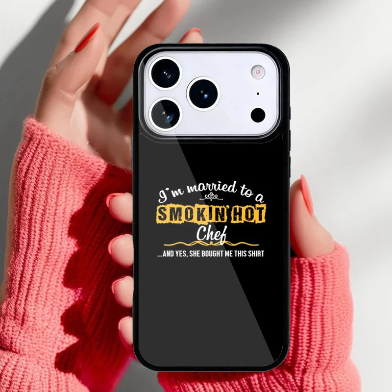 Funda iPhone con diseño Never Trust a Skinny Chef mostrando el gráfico principal