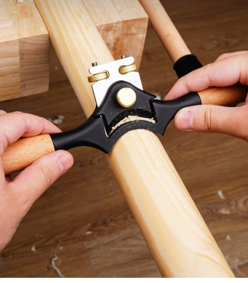 Cepillo de carpintería manual ajustable en uso