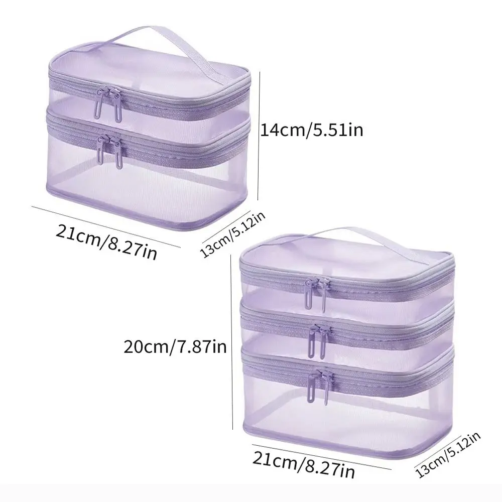 Bolsa de cosméticos transparente en uso