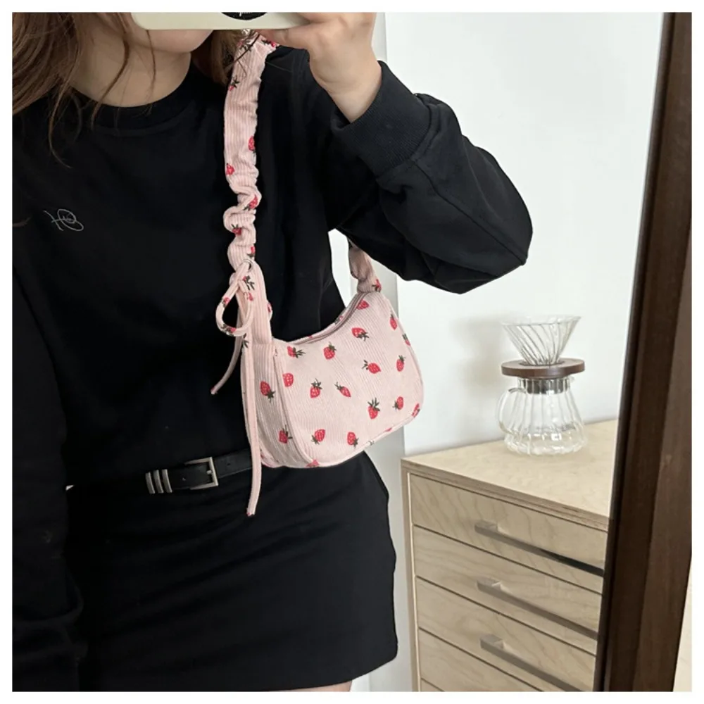 Bolso tote de pana dulce con cremallera y diseño de fresa Y2K - imagen 3