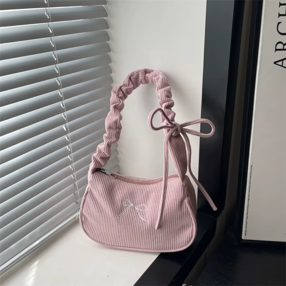 Bolso de pana en uso cotidiano