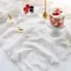 Manta de picnic impermeable con correa de almacenamiento, blanca