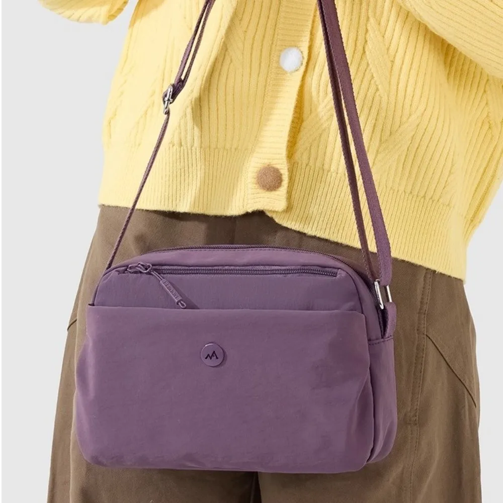 Bolso bandolera ligero con correa larga y múltiples bolsillos