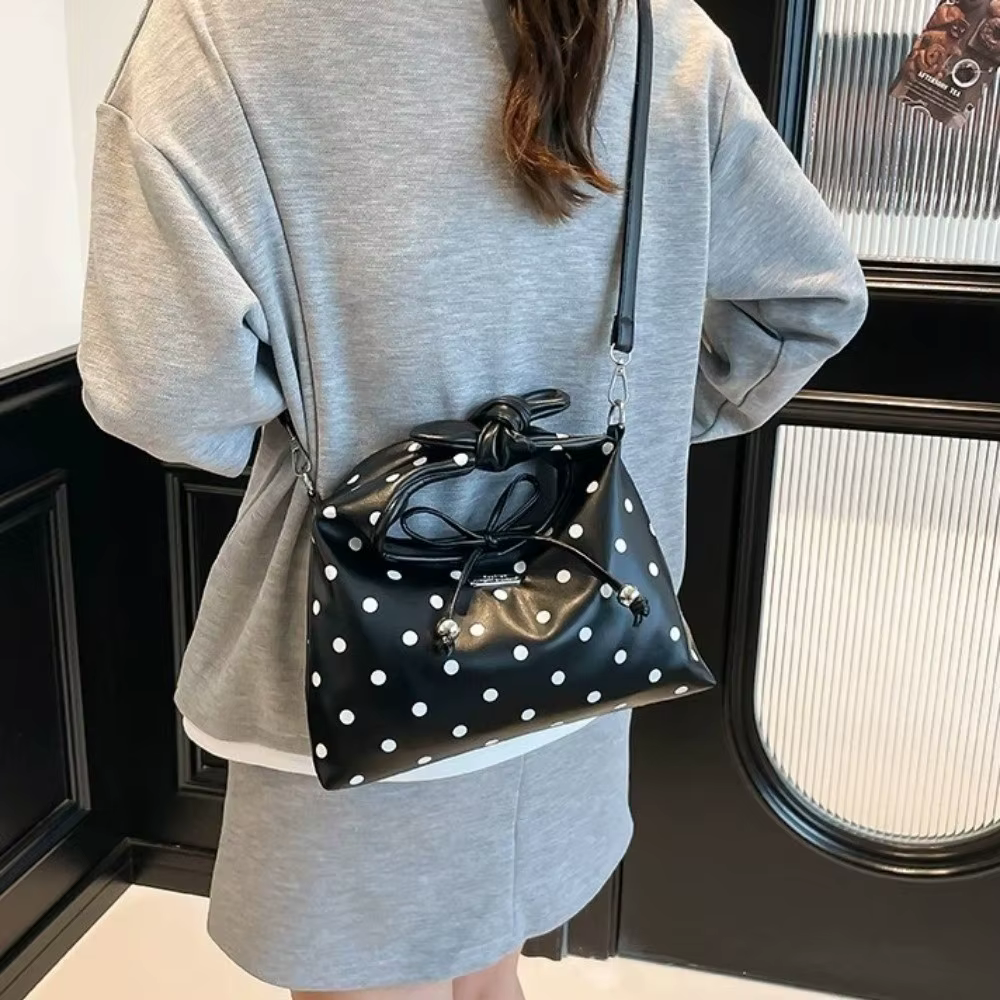 Bolso bandolera visto desde diferentes ángulos