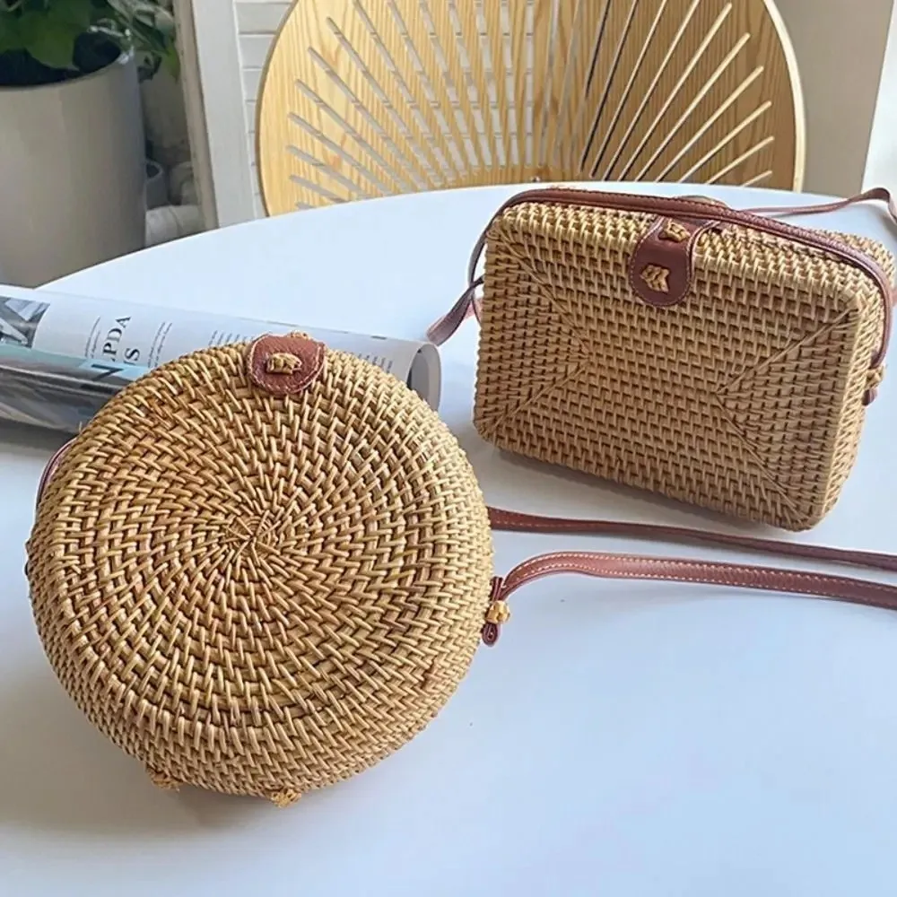 Bolso de mimbre cuadrado con hebilla de cuero y bandolera boho