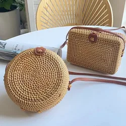 Bolso de mimbre cuadrado con hebilla de cuero y bandolera boho