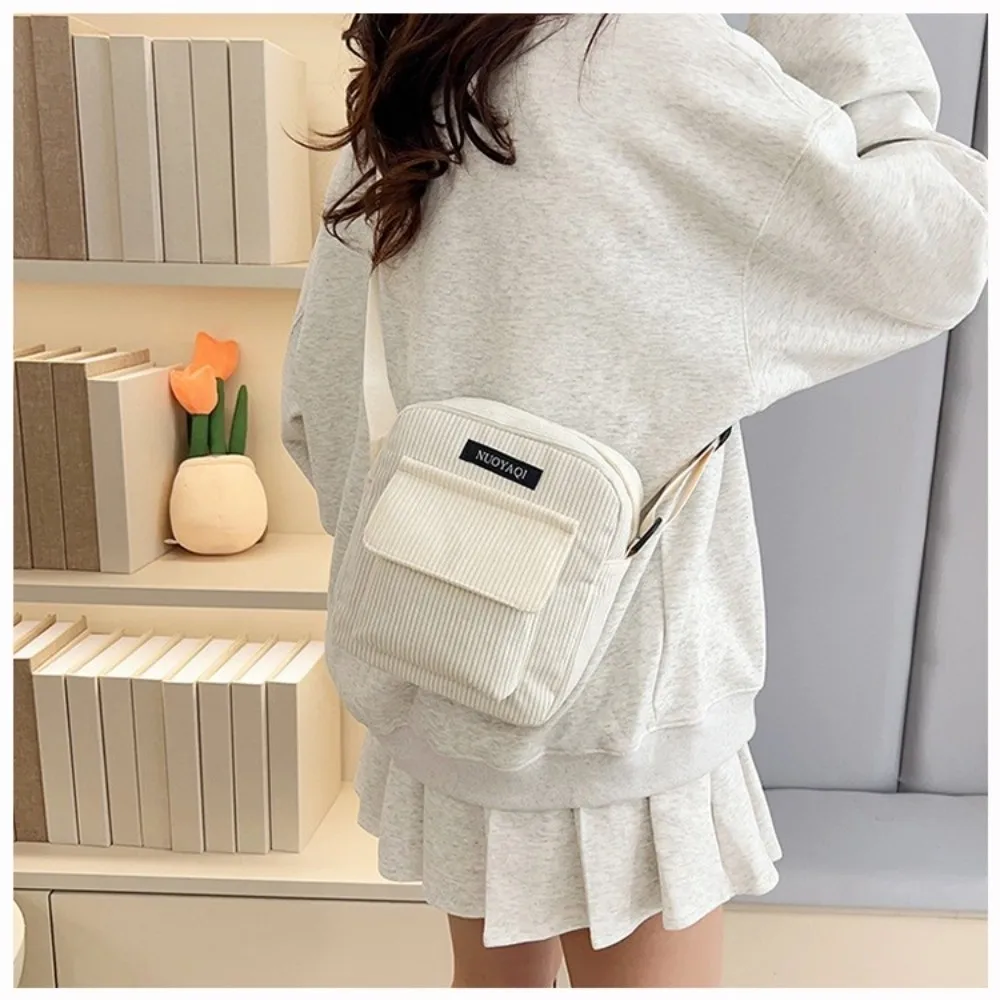 Bolso bandolera en gris, estilo casual