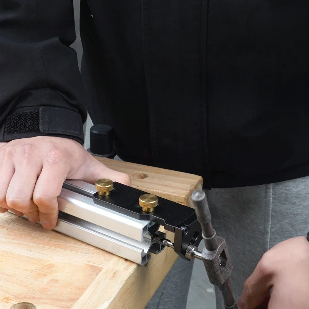 Herramienta de roscado manual para perfiles de aluminio compacta - imagen 2