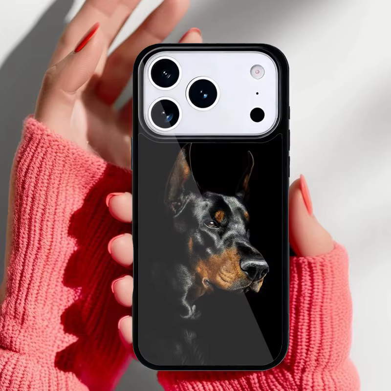 Funda con diseño de Dóberman en iPhone negro
