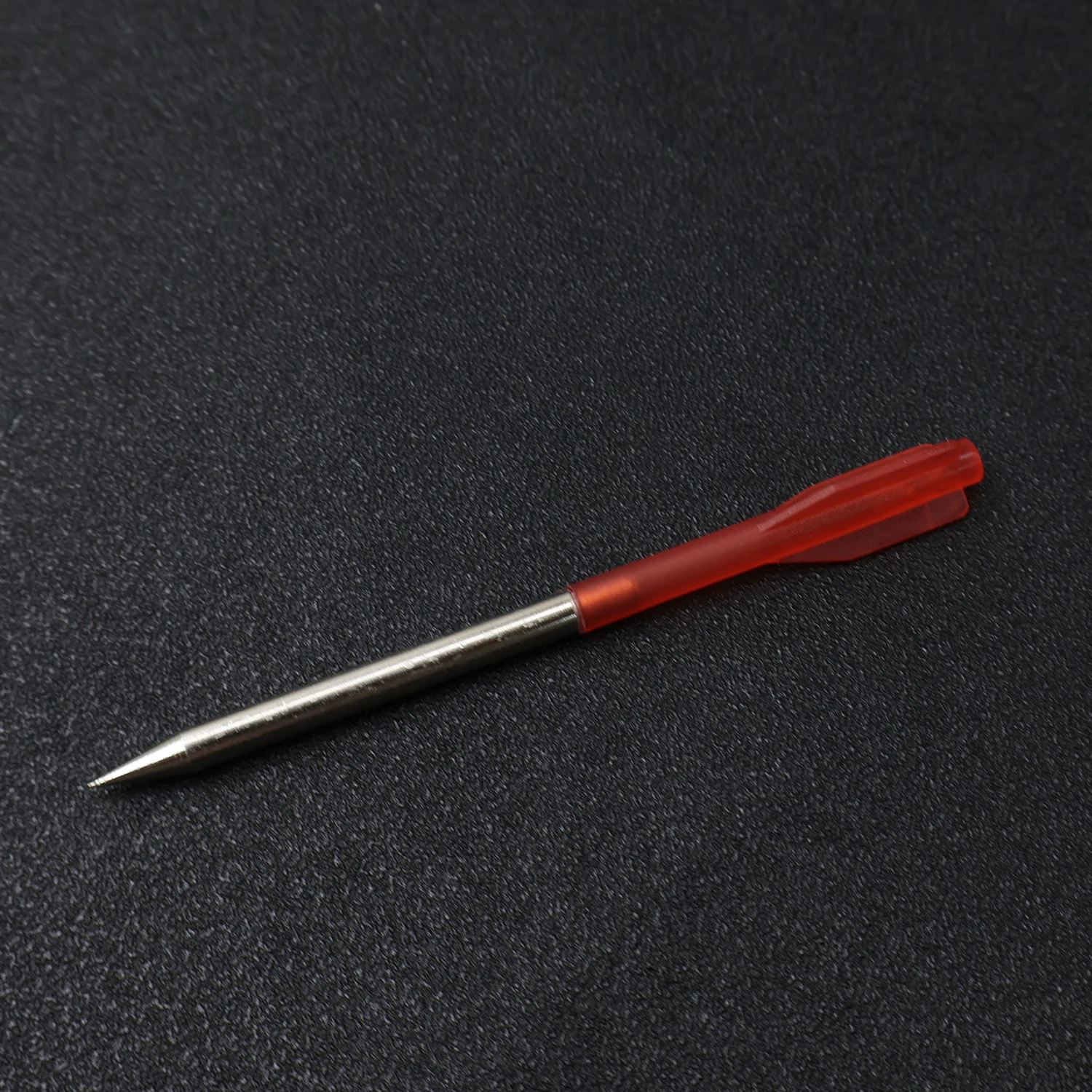 Dardo de metal rojo para tiro de precisión