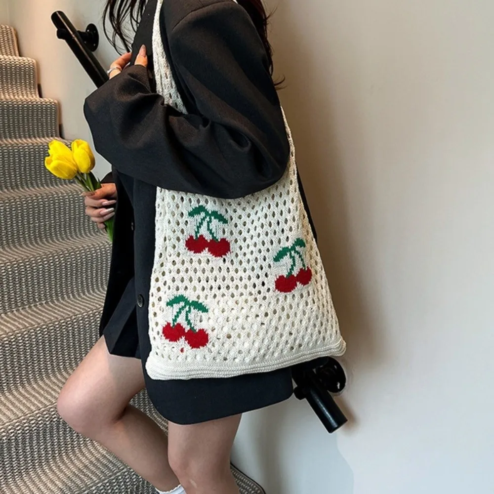 Bandolera de mujer con patrón bordado de cerezas – verano calado