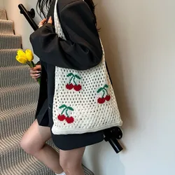 Bandolera de mujer con patrón bordado de cerezas – verano calado