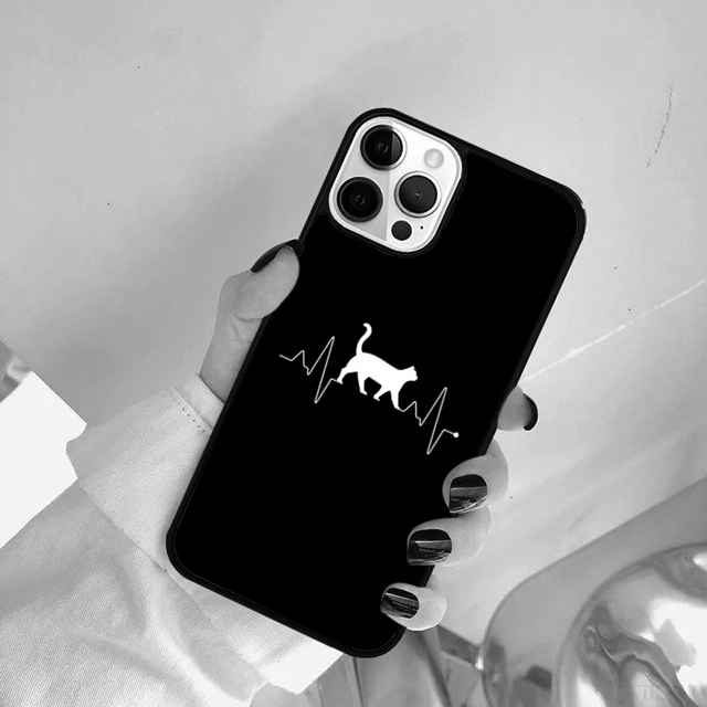 Funda siendo limpiada con un paño