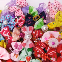 Accesorios para perros: lazos, gorros y coleteros con bolas decorativas
