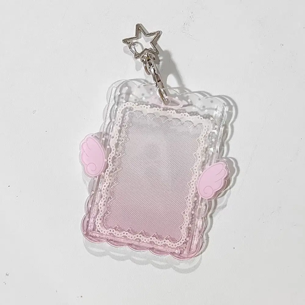 Portatarjetas de metacrilato vintage con cadena y diseño de alas