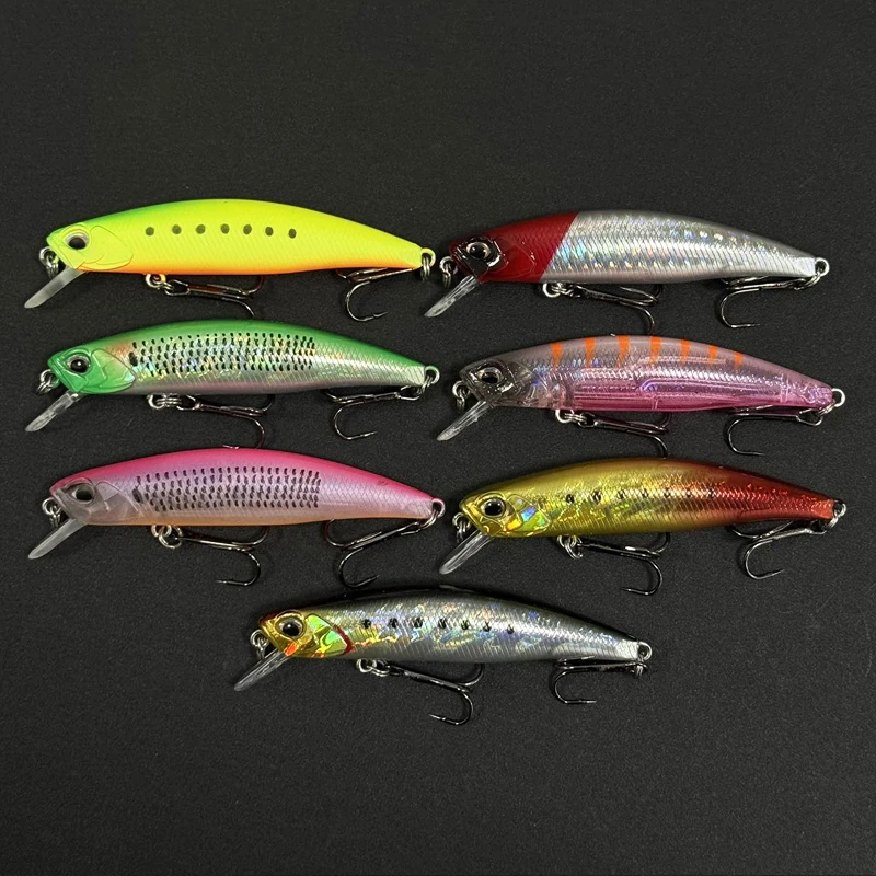 Detalle del anzuelo y cuerpo del señuelo minnow para lucio