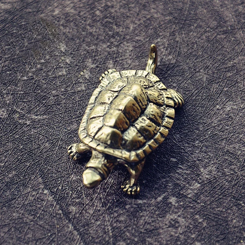 Tortuga de latón decorativa en superficie