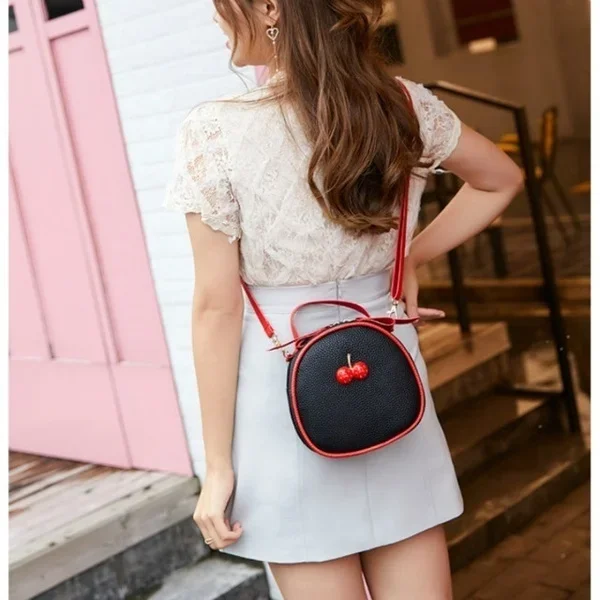 Mini mochila de mujer con diseño litchi y contraste cereza