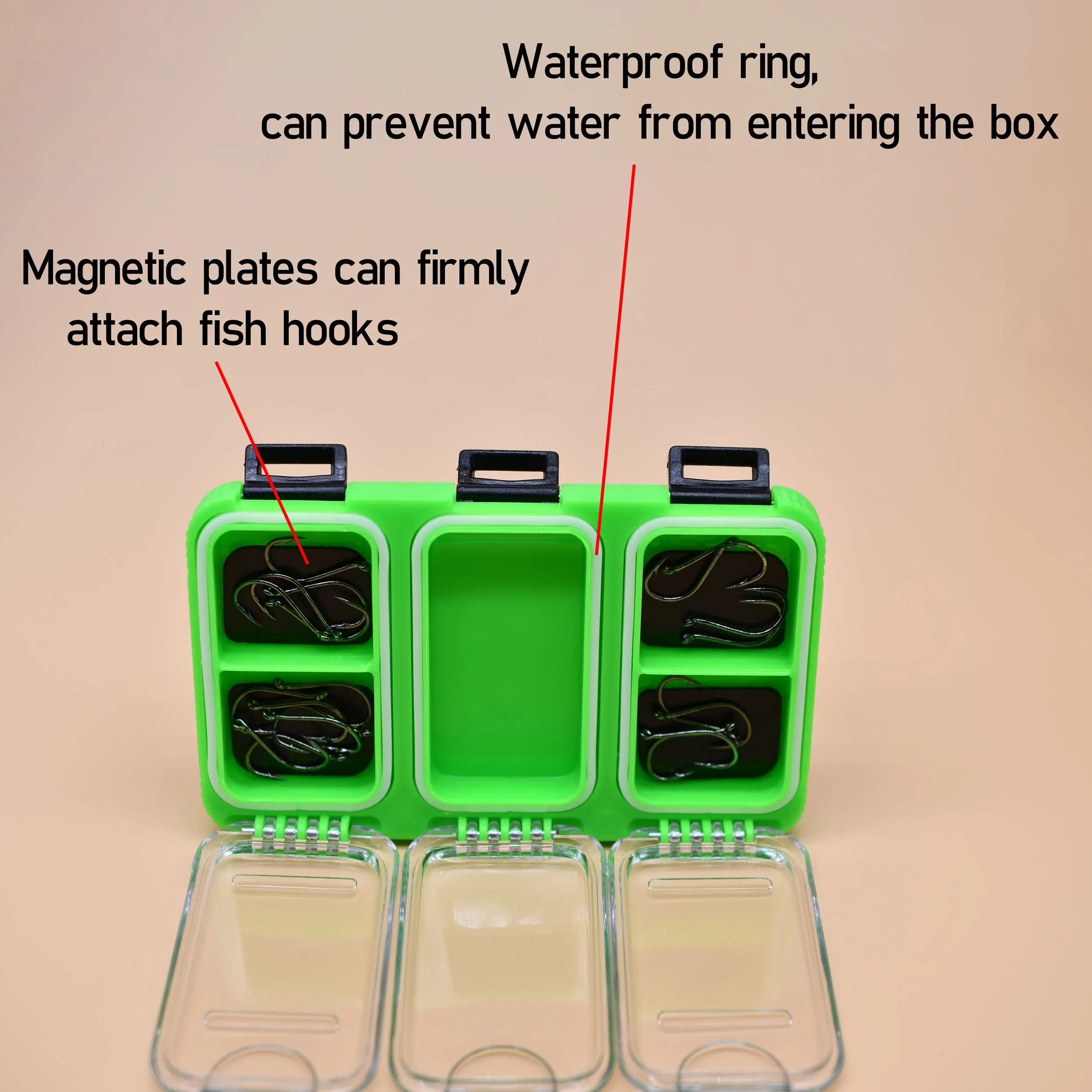 Estuche cerrado sobre una tabla de pesca mostrando su tamaño compacto