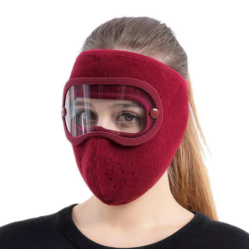 Vista frontal de las gafas deportivas antipolvo y cortavientos