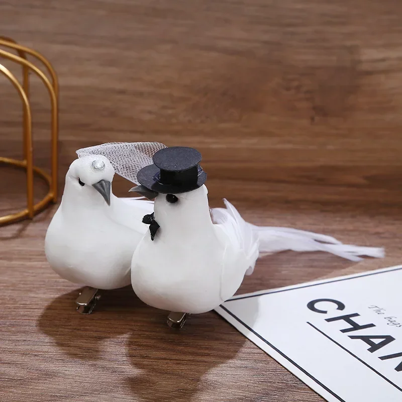 Detalle del acabado de plumas y clip de sujeción