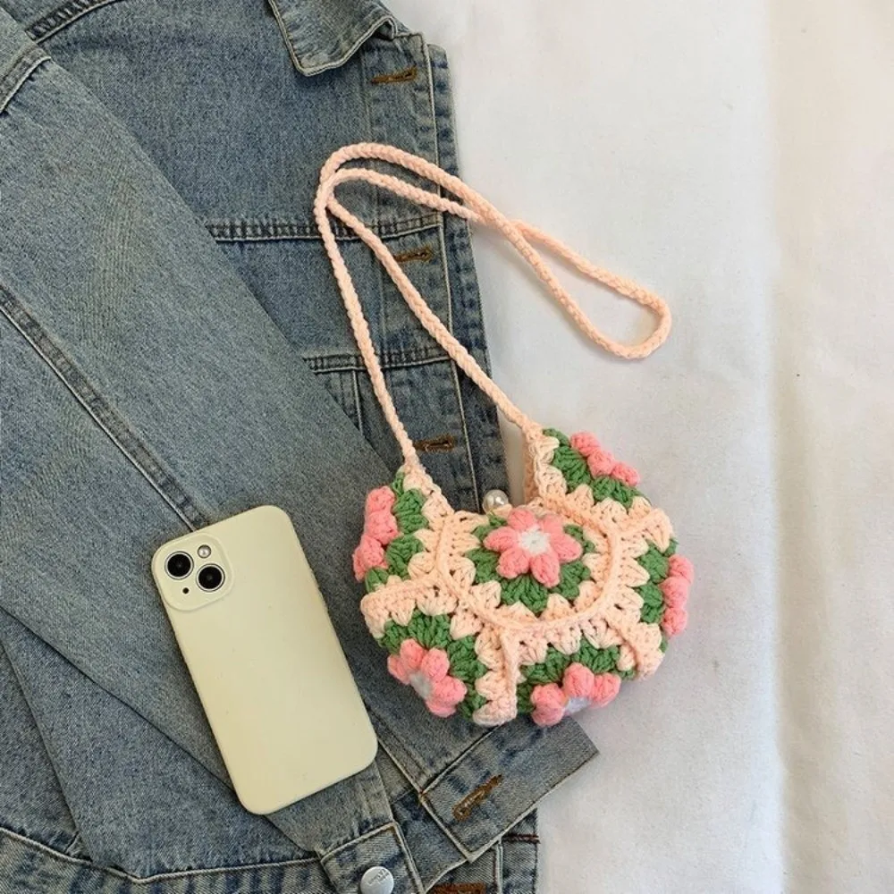 Bolso bandolera de ganchillo rosa visto desde otro ángulo