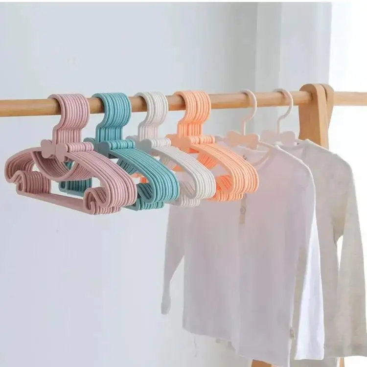 Perchas infantiles de plástico en colores
