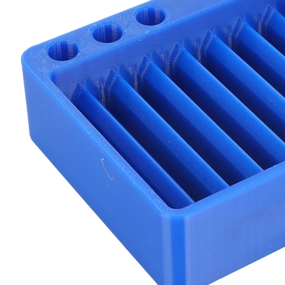 Caja llena de cabecillas de radios de diferentes tamaños