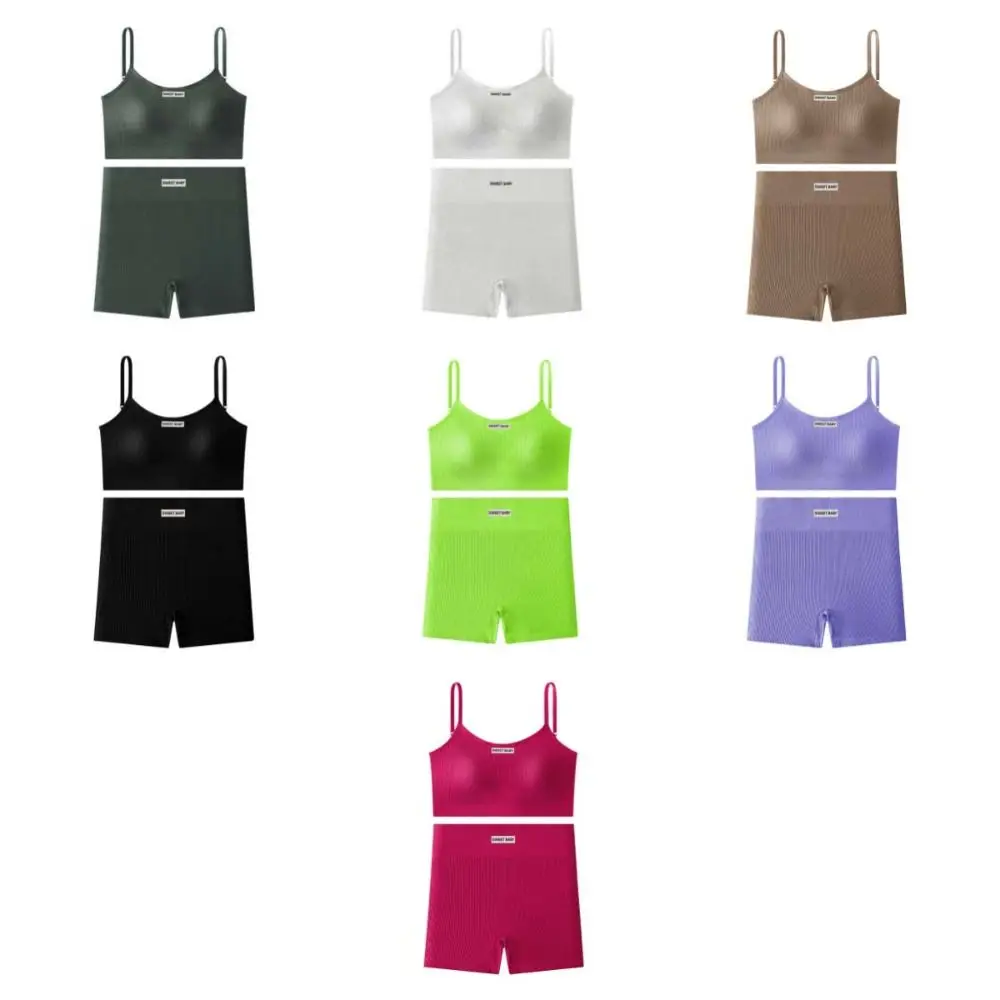 Conjunto deportivo femenino con chaleco sin mangas y shorts ajustados