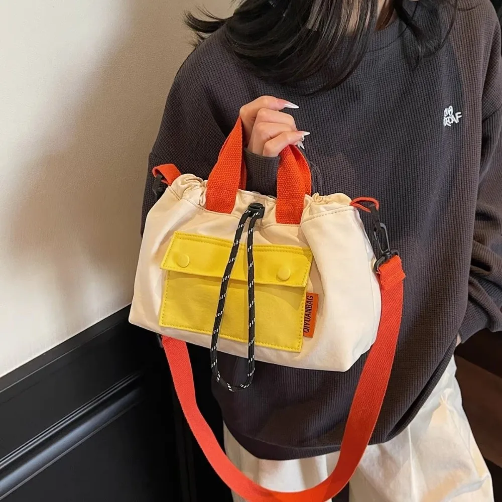 Bolso tipo cubo con cordón y bandolera ligera para móvil - imagen 5