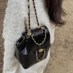Mochila de cuero con cadena para mujer: ideal en viaje