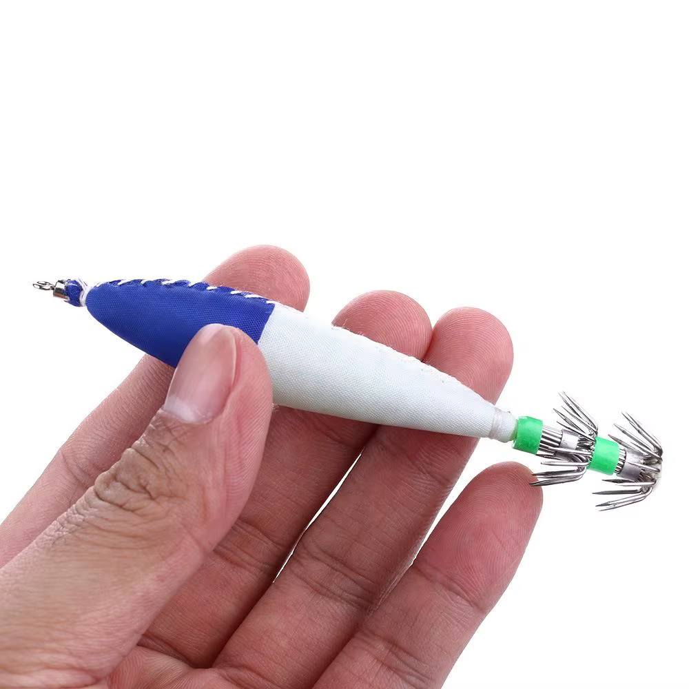 Señuelo artificial de madera para calamar con conector de ojal metálico
