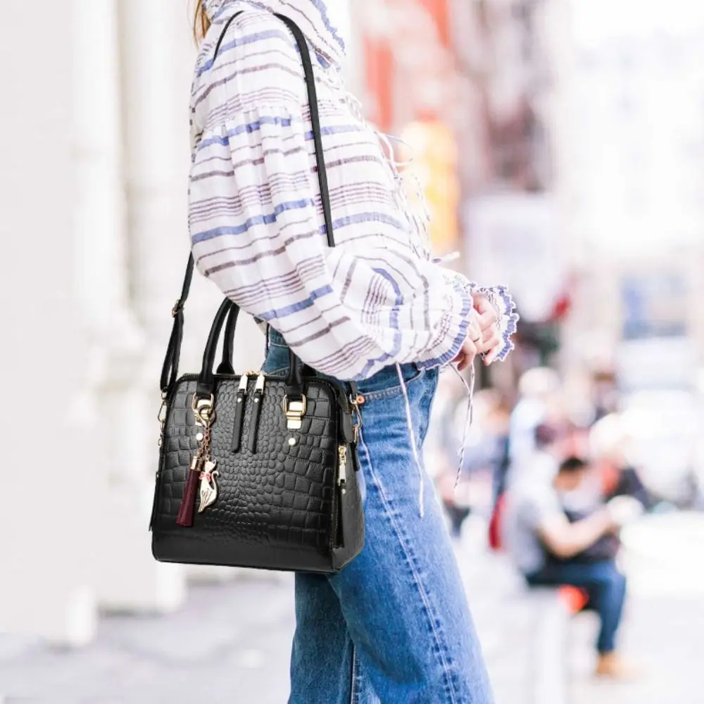Bolso de mano de cuero PU con borlas y asa, patrón cocodrilo - imagen 3