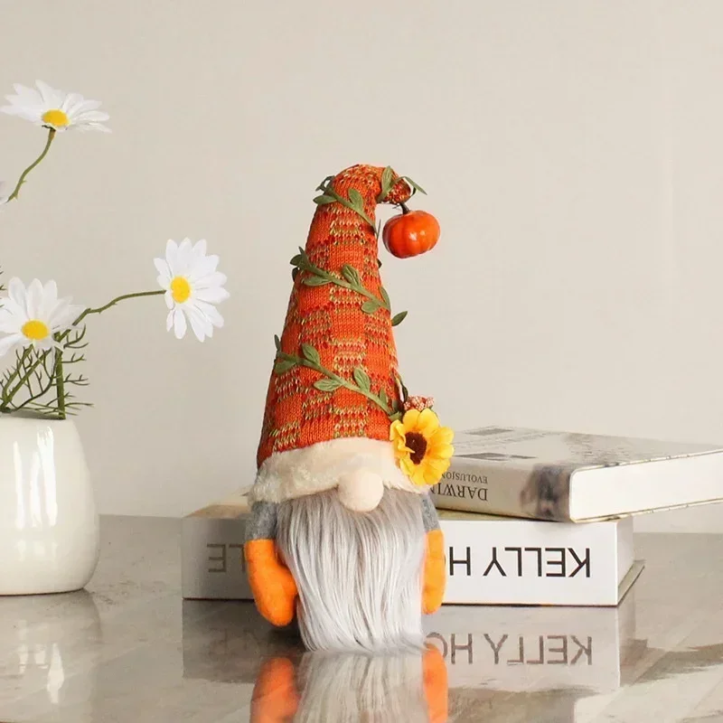 Gnomo junto a decoración otoñal