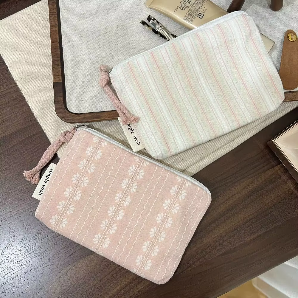 Bolsa de Maquillaje a Rayas Rosa – Mini Neceser Portátil para Mujer - imagen 4