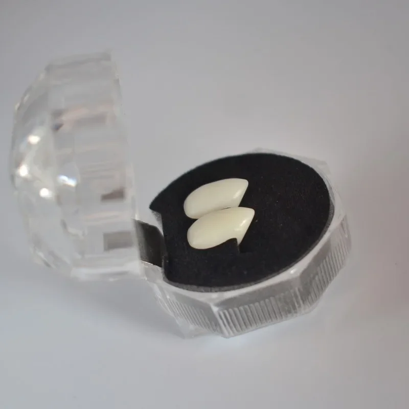 Dientes horribles de vampiro: aspecto para decoración y fiesta