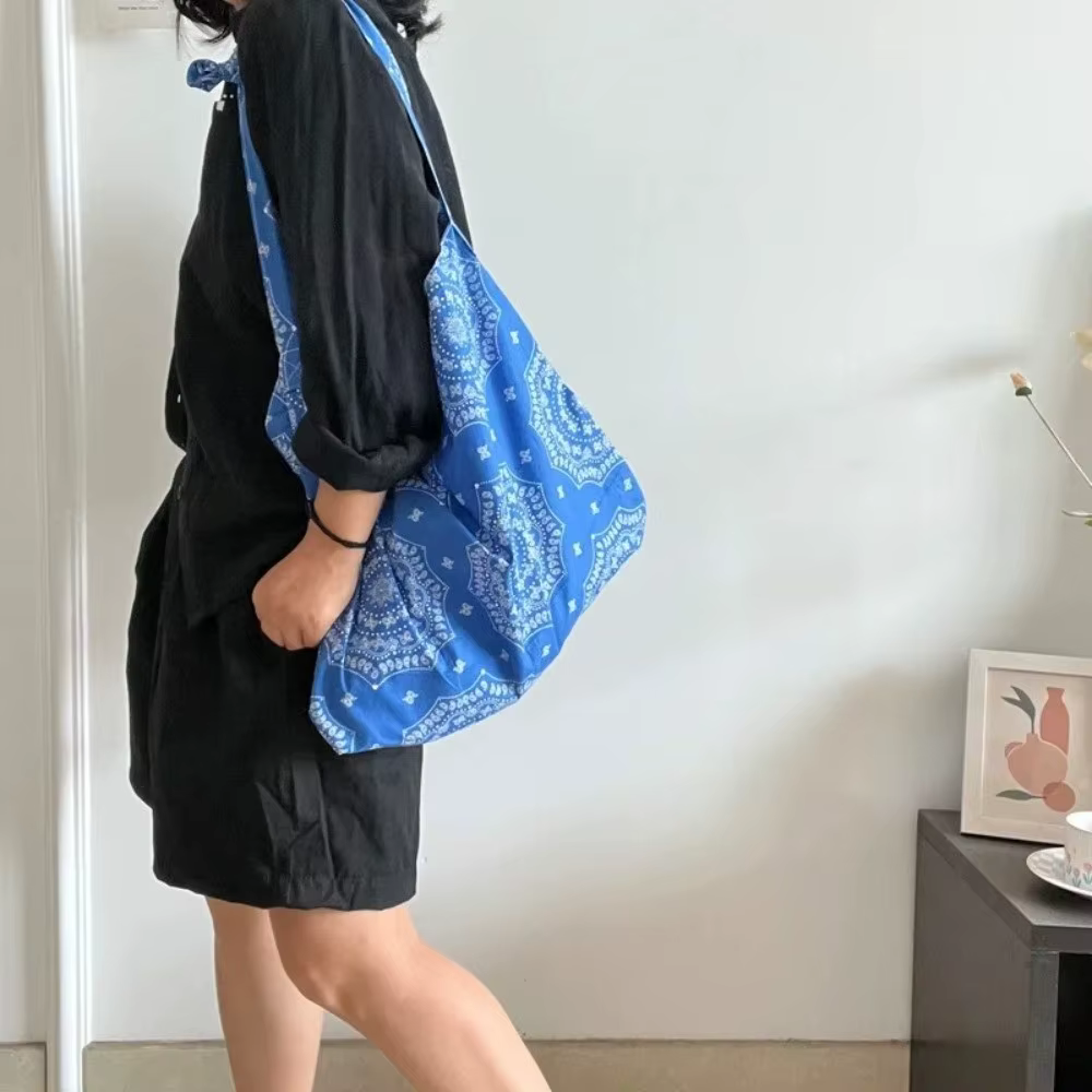 Bolso de hombro floral usado en contexto urbano, estilo coreano