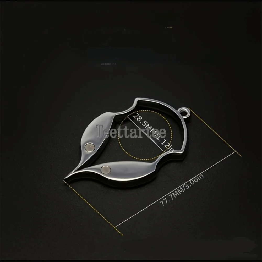 Extractor de señuelos en mano mostrando su diseño compacto