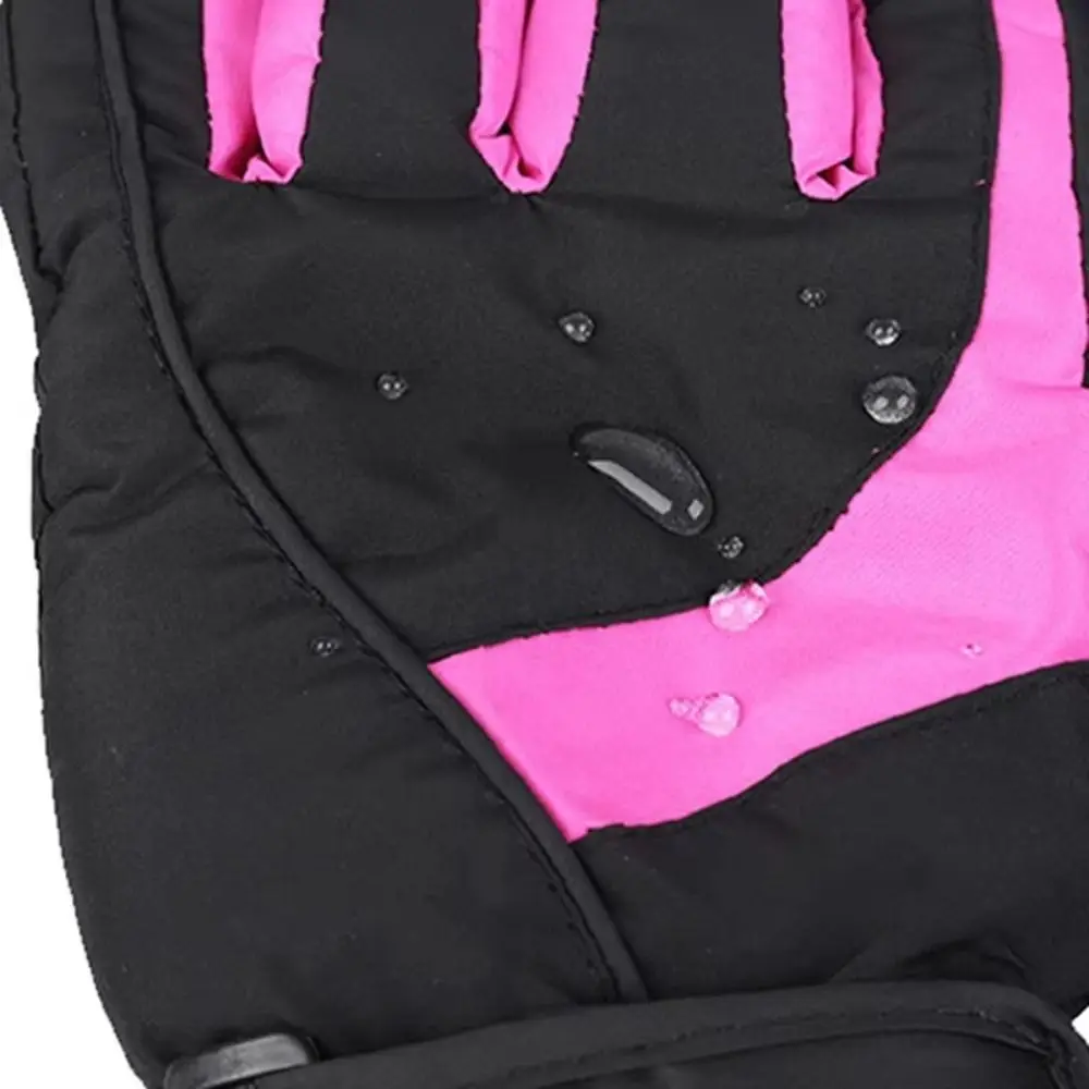 Detalle de los guantes infantiles y su diseño para el invierno