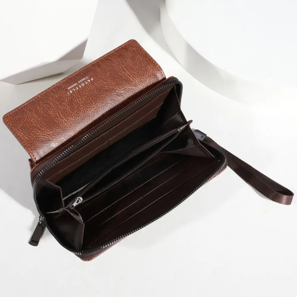 Interior con espacio para tarjetas y compartimentos