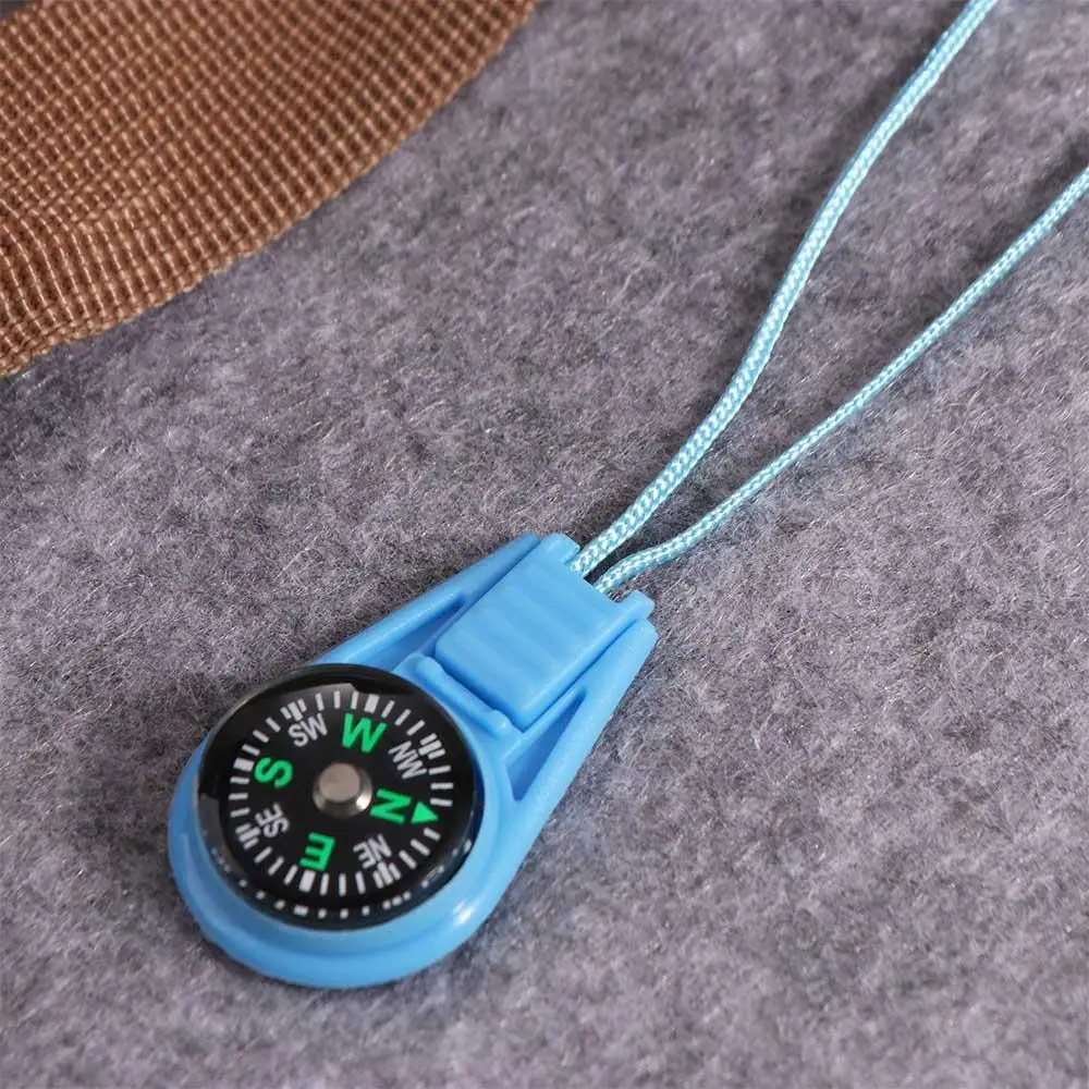 Detalle de la mini brújula de supervivencia
