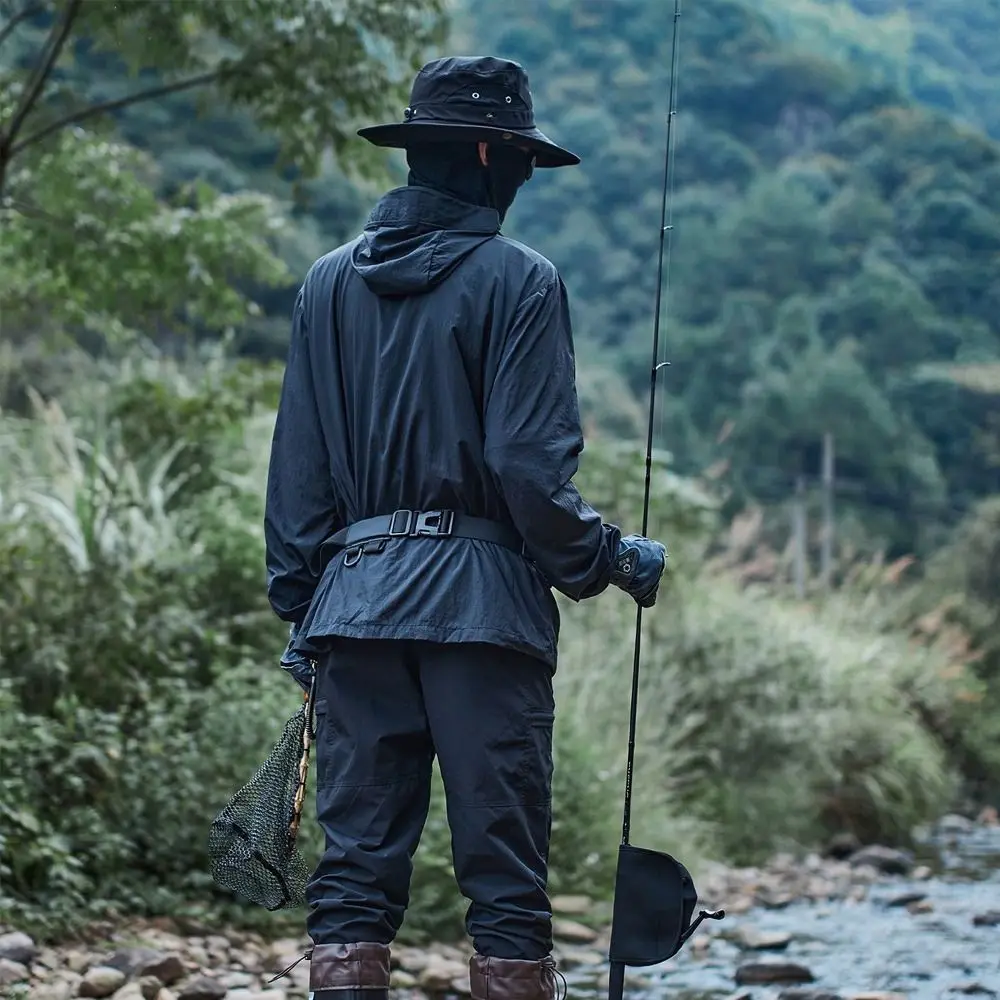 Bolso colocado sobre una mochila de pesca en entorno natural