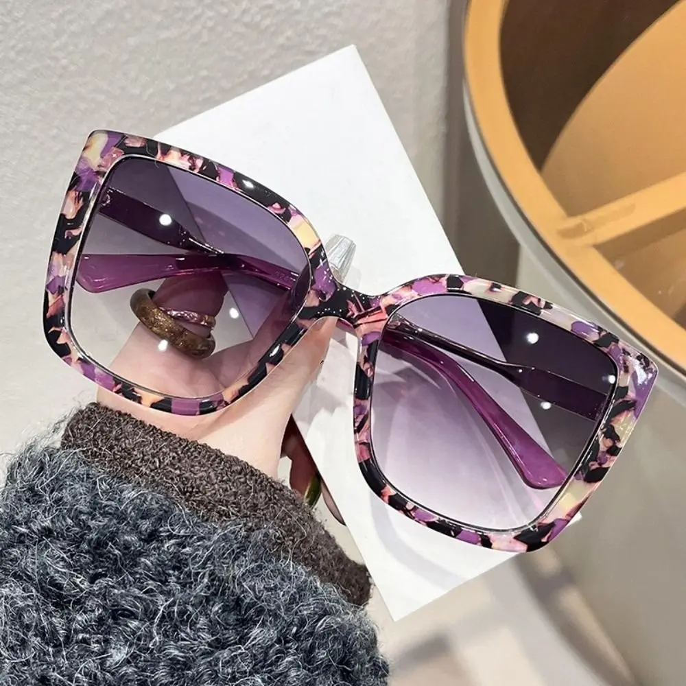 Gafas de sol cuadradas florales para mujer con lentes morado degradado - imagen 5